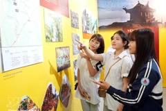 Студенты знакомятся с выставкой. Фото: ВИА. 