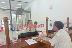 Житель подает административные заявления в ходе экспериментальной работы двухуровневой модели администрации в уезде Плейку провинции Жалай. (Фото: ВИA)