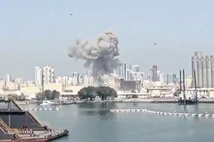 Клубы дыма поднимаются над объектом Naval Support Activity в Бахрейне, 28 февраля. В этой ближневосточной стране работают около 100 вьетнамских трудовых мигрантов. (Фото: AFP) 