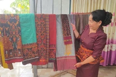 Госпожа Неанг Чань Ти, руководитель кооператива по ткачеству парчи народности Кхмер Ванзяо (община Анкы, провинция Анзянг), представляет уникальные изделия ремесленной деревни. Фото: dantocmiennui.baotintuc.vn