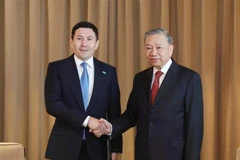 Генеральный секретарь партии То Лам (R) и Нурлан Жакупов, председатель правления АО «Самрук-Казына» - национального инвестиционного фонда Казахстана (Фото: VNA) Генеральный секретарь партии То Лам позирует для группового фото в Международном финансовом центре Астаны. (Фото: VNA)