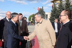 Российские официальные лица приветствуют Генерального секретаря ЦК КПВ То Лама и его супругу в аэропорту Внуково-2, Москва. (Фото: ВИA)