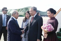 Слева направо: Первый заместитель премьер-министра Азербайджана Ягуб Эйюбов (1) встречает генерального секретаря ЦК КПВ То Лама (2) и его супругу в международном аэропорту имени Гейдара Алиева в Баку. (Фото: ВИA)