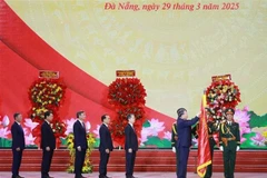 Генеральный секретарь партии То Лам награждает традиционный флаг Дананга Орденом труда первой степени. (Фото: ВИA)