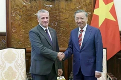 Президент государства То Лам (справа) принимает посла Беларуси во Вьетнаме Владимира Баравикоу 3 июля 2024 года. (Фото: ВИA)