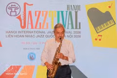 Народный артист Куен Ван Минь выступает на церемонии запуска проекта Hanoi Jazztival 2026. (Фото: ВИА) 