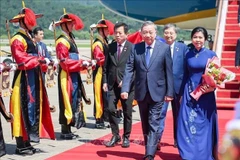 Генеральный секретарь партии То Лам и его супруга прибыли в Сеул, начав государственный визит в Республику Корея. (Фото: ВИA)