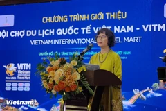 Заместитель главы Национальной администрации по туризму Вьетнама Нгуен Тхи Хоа Май выступает на брифинге в Ханое. (Фото: VietnamPlus) 