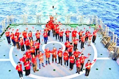 Зарубежные вьетнамцы во время поездки с визитом к военнослужащим и жителям острова Чыонгша. (Фото: ВИА) 