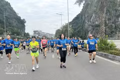 Спортсмены соревнуются на дистанции 5 км в рамках Международного марафона наследия бухты Халонг 2025 года. (Фото: ВИА) 