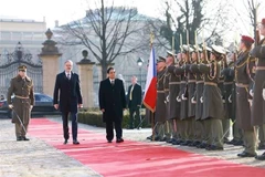 Премьер-министр Вьетнама Фам Минь Тьинь (справа) и премьер-министр Чехии Петр Фиала обходят строй почетного караула на церемонии приветствия 20 января. (Фото: ВИA)