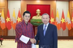 Генеральный секретарь партии То Лам (справа) принял короля Бутана Джигме Кхесара Намгьела Вангчука в Ханое 19 августа. (Фото: ВИA)