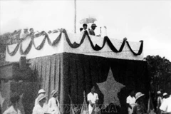  Утром 2 сентября 1945 года на площади Бадинь президент Хо Ши Мин зачитал Декларацию независимости, положившую начало Демократической Республике Вьетнам. (Фото: ВНА) 