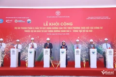 Делегаты нажимают кнопки, чтобы запустить проект. (Фото: Vietnamnet.vn)