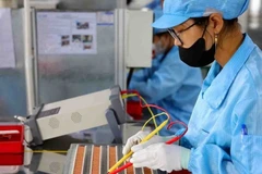 Рабочие производят электронные компоненты. (Фото: ВИА) 