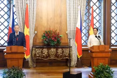 Генеральный секретарь ЦК КПВ, Президент Вьетнама То Лам (слева) и Президент Филиппин Фердинанд Ромуальдес Маркос-младший встречаются с представителями прессы, чтобы объявить итоги состоявшихся ранее переговоров. Фото: ВИА. 