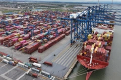 Погрузка экспортных товаров в Международном контейнерном порту Хайфонга, город Хайфонг. (Фото: BИA) 