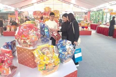 Посетители выставки на туристическом объекте ремесленной деревни по изготовлению благовоний Куангфукау. (Фото: ВИА)