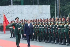 Генеральный секретарь ЦК КПВ То Лам (справа), который также является секретарем Центральной военной комиссии, обходит отряд почетного караула во время своего рабочего визита в 7-й военный округ 8 января. (Фото: ВИA)