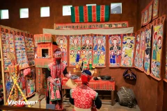 Отдельные образцы женских украшений представлены в музее. Посетители, приходя в Этнографический музей, знакомятся с уникальными образцами народной культуры, отражающими самобытную идентичность каждой народности Вьетнама. (Фото: Хоай Нам / Vietnam+)