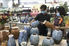 Туристы посещают гончарную деревню Батчанг в Ханое. (Фото: ВИA)