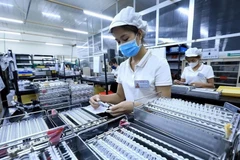 Рабочие работают на предприятии с иностранными инвестициями. (Фото: ВИА)