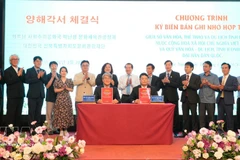 На церемонии подписания. (Фото: ВИА) 