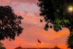 Этот золотой оттенок постепенно становится насыщеннее, а затем переходит в глубокий фиолетовый тон, растекающийся по небу и сливающийся с медленно плывущими облаками. В такие мгновения Ханой красив настолько, что даже спешащий человек невольно останавливается, чтобы достать телефон и успеть сделать снимок. (Фото: Минь Шон/Vietnam+)