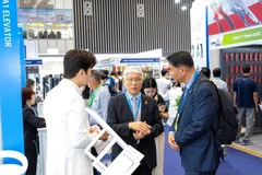 Посетители знакомятся с экспозицией Vietnam Elevator Expo 2025 в городе Хошимине. Фото: VietnamPlus. 