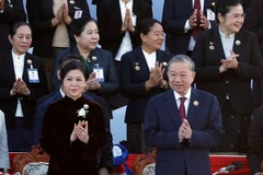 Генеральный секретарь ЦК КПВ То Лам и его супруга Нго Фыонг Ли принимают участие в церемонии, посвящённой 50-й годовщине Национального дня Лаосской Народно-Демократической Республики и 105-й годовщине со дня рождения Президента Кайсона Фомвихана. (Фото: ВИА)