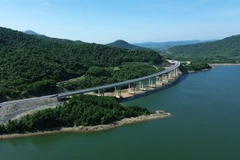 Участок скоростной автомагистрали Вунганг - Бунг, проходящий вдоль побережья и входящий в состав магистрали Север—Юг. Фото: ВИА.