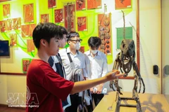 Учащиеся посещают Вьетнамский национальный музей природы в Ханое. (Фото: ВИА) 