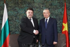Генеральный секретарь ЦК КПВ То Лам принимает председателя Болгарской социалистической партии Атанаса Зафирова. (Фото: ВИА) 
