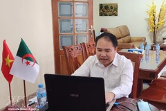 Торговый советник Торгового представительства Вьетнама в Алжире Хоанг Дык Нхуан выступает на онлайн-консультационной сессии по вопросам экспорта на рынки Алжира, Сенегала и Туниса для более чем 40 вьетнамских ведомств и предприятий,. Фото: ВИА. 