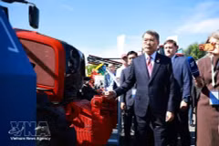 Премьер-министр Ле Минь Хынг осматривает экспозицию высокотехнологичных транспортных средств на выставке социально-экономического потенциала Татарстана. (Фото: Зыонг Зянг/ВИА) 