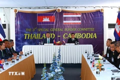 Генерал армии, министр обороны Таиланда Наттхапхон Наргпханит (справа) и генерал армии Теа Сейха, заместитель премьер-министра, министр обороны Камбоджи, подписывают соглашение о прекращении огня на пограничном контрольно-пропускном пункте в провинции Чантхабури (Таиланд). (Фото:Синьхуа/ВИА )