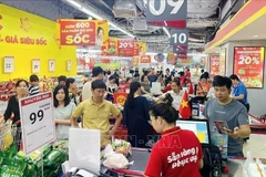 Люди делают покупки в супермаркете Winmart (Фото: ВИA)