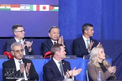 Генеральный секретарь Коммунистической партии Вьетнама То Лам (в центре, задний ряд) принимает участие в учредительном заседании Совета мира Газы в Вашингтоне, округ Колумбия, утром 19 февраля (по местному времени) по приглашению президента США Дональда Трампа, который также является председателем-учредителем Совета. (Фото: ВИA) 