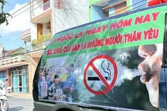 Баннер на боку автомобиля призывает людей бросить курить ради собственного здоровья и здоровья своих близких (Фото: ВИA)