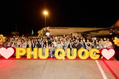 Более 200 пассажиров из Тайваня (Китай) прибывают на остров Фукуок первым международным рейсом авиакомпании Sun PhuQuoc Airways. (Фото: Sun Group) 