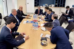 Председатель Petrovietnam Ле Мань Хунг встречается с представителями Болгарского атомного форума (BULATOM). (Фото: petrotimes.vn) 