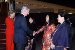Бельгийского короля Филиппа (слева) и королеву Матильду встречают в международном аэропорту Нойбай 31 марта. (Фото: ВИA) 
