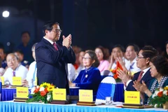 Премьер-министр Фам Минь Тьинь принимает участие в программе в Кондао 3 мая. (Фото: ВИA)