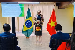Мирела Жанисе Эйдт, руководитель представительства Министерства сельского хозяйства и животноводства Бразилии (MAPA), выступает на мероприятии (Фото: Посольство Вьетнама в Бразилии) 