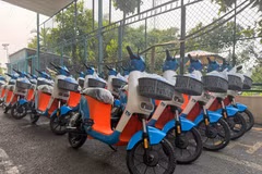 В марте по всей сети станций в городе Хошимине планируется ввести в эксплуатацию в общей сложности 500 общественных электровелосипедов. (Фото: Центр управления общественным транспортом города Хошимина) 