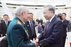 Генеральный секретарь ЦК КПВ То Лам пожимает руку белорусскому ветерану, внесшему выдающийся вклад в развитие Вьетнама. (Фото: ВИA)
