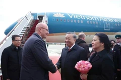 Заместитель председателя правительства РФ Дмитрий Чернышенко (слева) попрощается с генеральным секретарем партии То Ламом и его супругой (Фото: ВИA)