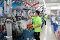 Рабочие работают с оборудованием на заводе Sung Hwa Vina, предприятии с корейскими инвестициями, расположенном в промышленном парке Хоабинь, провинция Тайнинь. (Фото: ВИA)