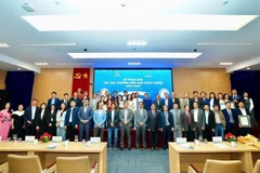 Физические лица и организации, удостоенные Премии за энергоэффективность в промышленности и строительстве - 2025. (Фото: bnews.vn) 