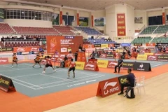 Почти 300 спортсменов принимают участие в международном турнире **LI-NING Vietnam International Series 2025**, проходящем в провинции Ниньбинь. (Фото: ВИА) 